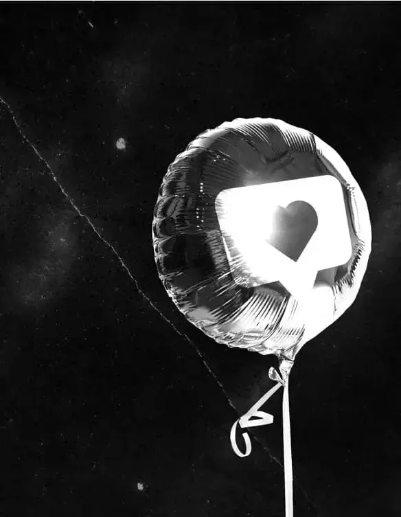 Ein runder Luftballon mit einem Herz drauf