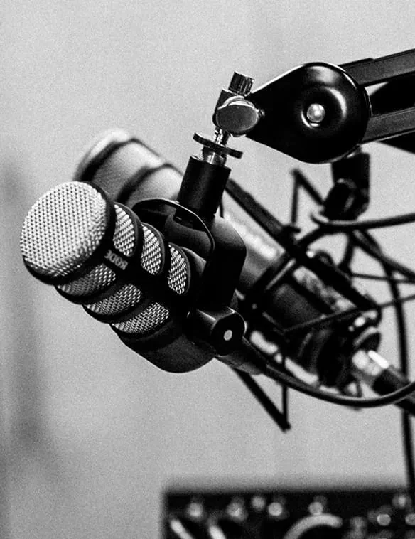 Zwei Mirkofone in Nahaufnahme für eine Podcast-Aufnahme