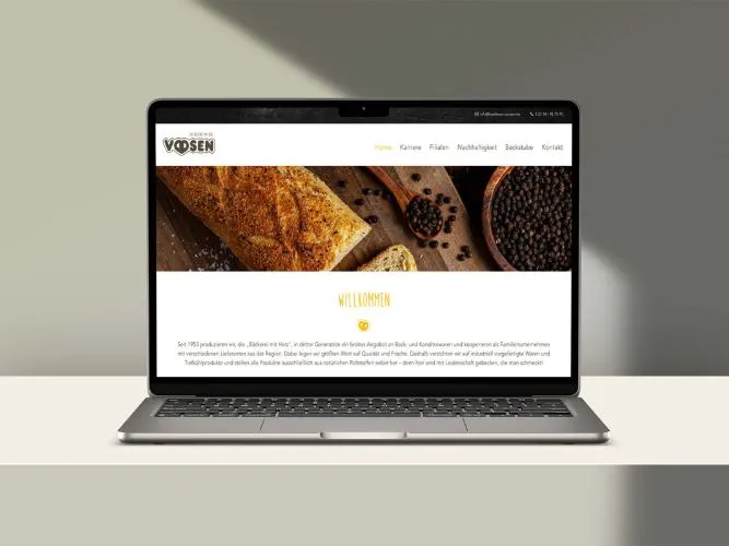 Startseite der Website der Bäckerei Voosen an einem Laptop