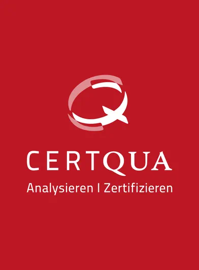 Weißes Logo von Certqua auf dem rot des Corporate Designs