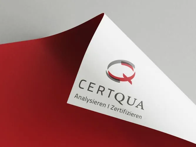 Logo von Certqua gedruckt auf Papier