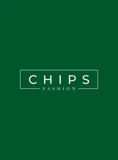 Das weiße Logo von Chips Fashion auf Smaragdgrün