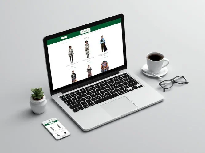 Website von Chips Fashion am Laptop und Handy, daneben eine Brille, eine Tasse und eine Pflanze