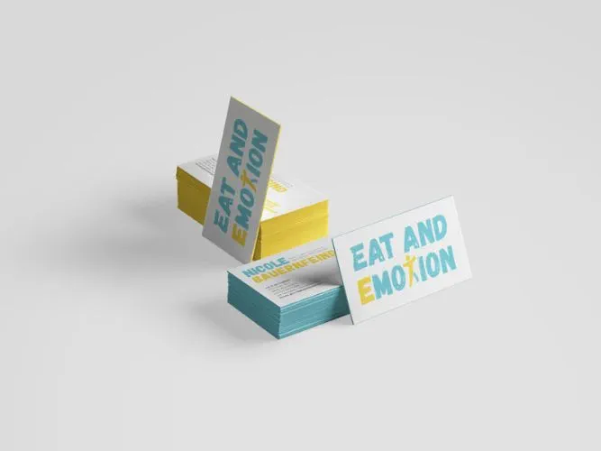 Zwei Stapel von Visitenkarten von Eat and Emotion, ein Stapel mit gelbem, einer mit blauem Rand