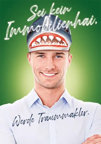 Ein Mann, der eine Haimütze trägt, darüber ein Slogan "Sei kein Immobilienhai"