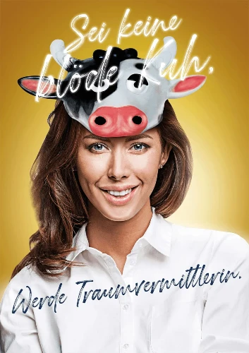 Eine Frau mit einer Kuhmütze, darüber der Slogan "Sei keine blöde Kuh"