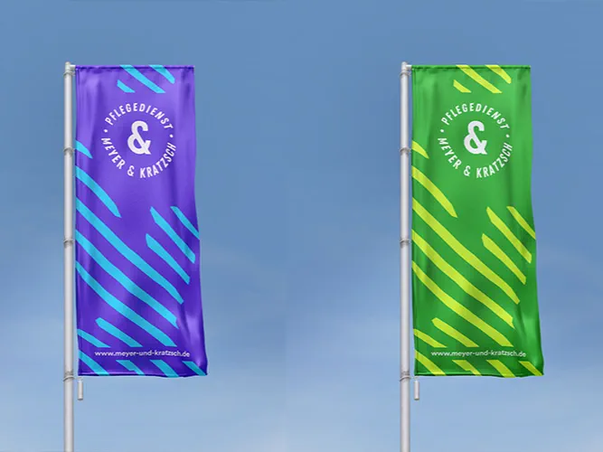 Grüne und blaue Flaggen mit weißen Logos des Pflegedienst Meyer & Kratzsch