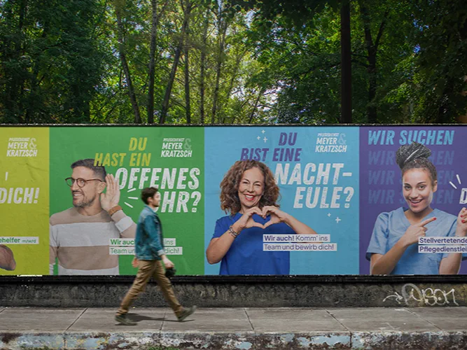 Außenplakat-Werbung im Grünen für das Arbeiten bei Pflegedienst Meyer & Kratzsch mit der kreativen Leitidee
