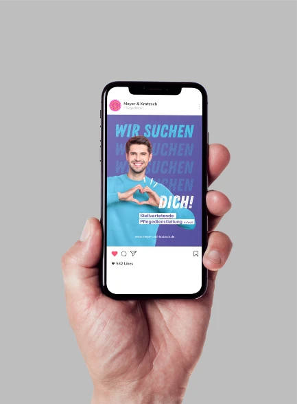 Ein Instagram-Beitrag auf einem Handy, welches von einer Hand gehalten wird als Thumbnail für Social Media für den Pflegedienst Meyer & Kratzsch
