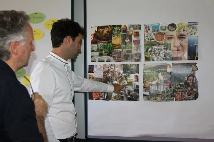 Teilnehmer des Branding Camps besprechen das erstellte Moodboard über das Schlossgut Oberambach