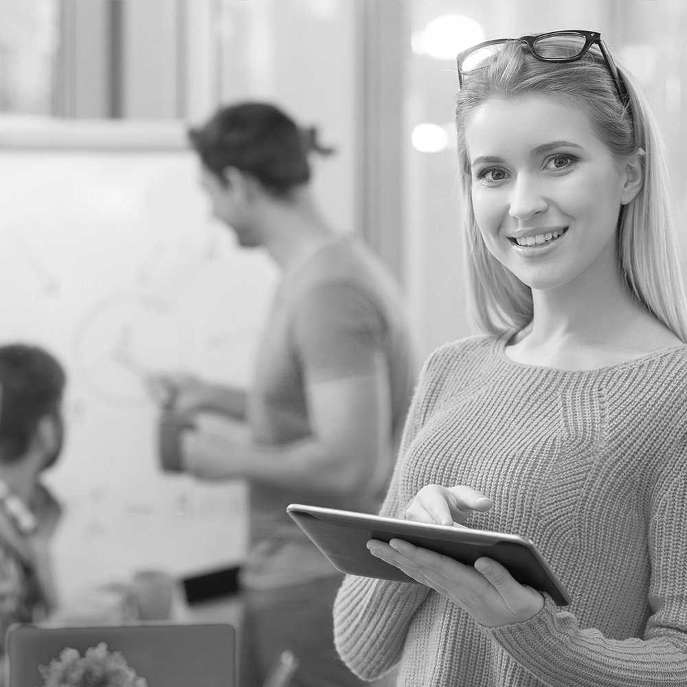 Frau mit Tablet in einem Büro