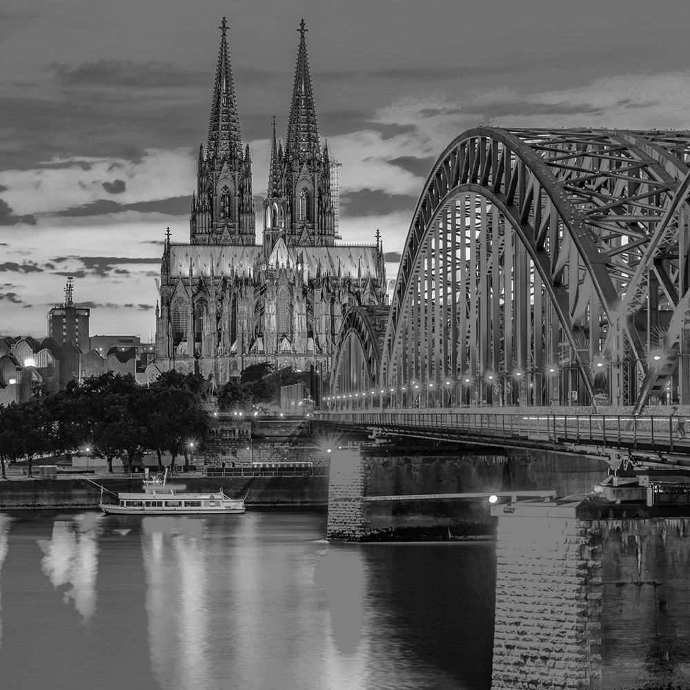 Kölner Dom und Hohenzollernbrücke am Rhein in Schwarz-Weiß